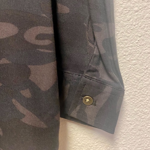 Brown camo cold-shoulder long sleeve button down blouse ROCK & REPUBLIC NWT sz M - Picture 9 of 10